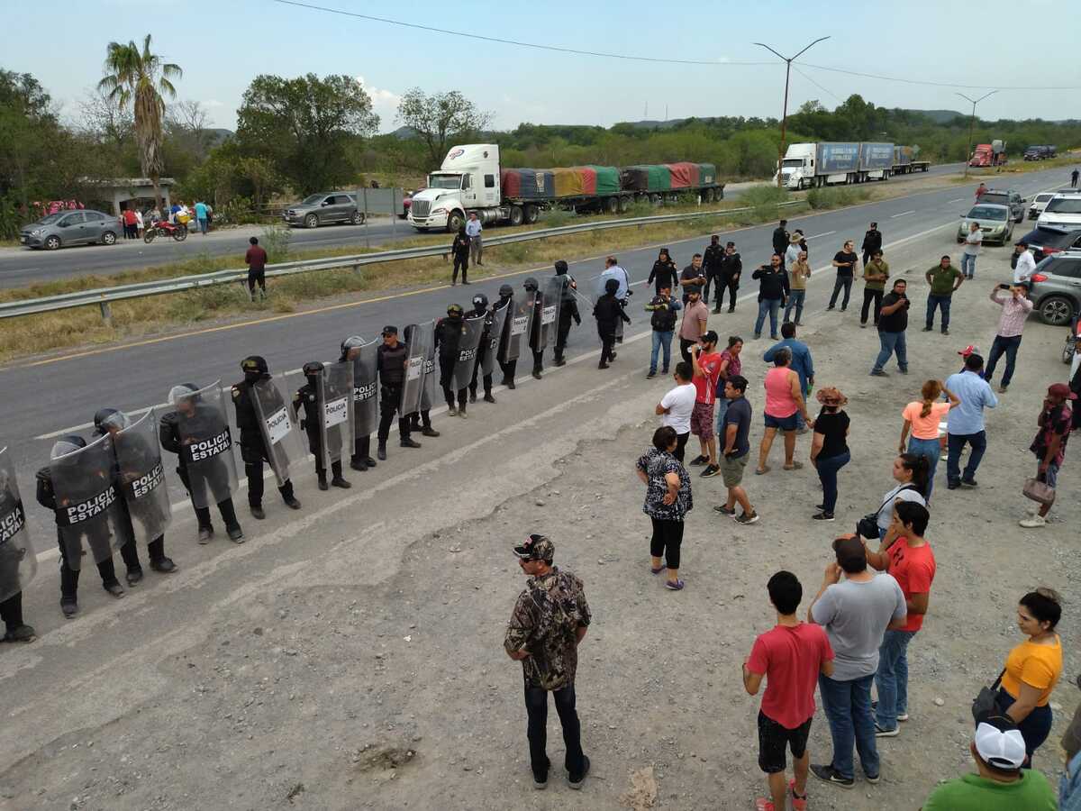 Unos 80 elementos de Fuerza Civil liberaron de forma pacífica la Carretera Nacional. Foto: Roberto Alanís