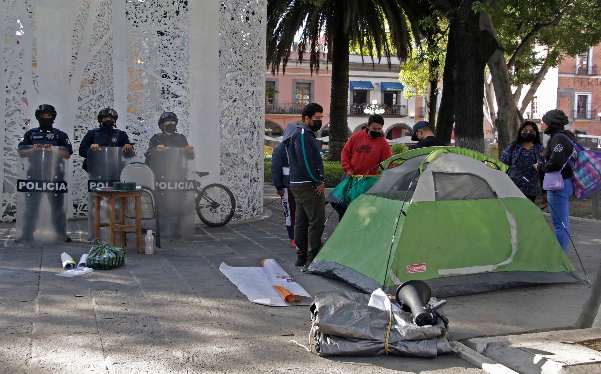 Estudiantes realizan plantón tras no obtener un lugar en la BUAP | Agencia Enfoque