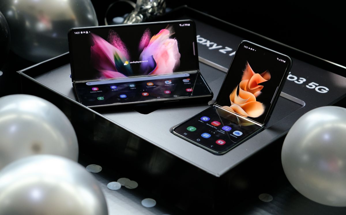 Galaxy Z Flip (Shutterstock).