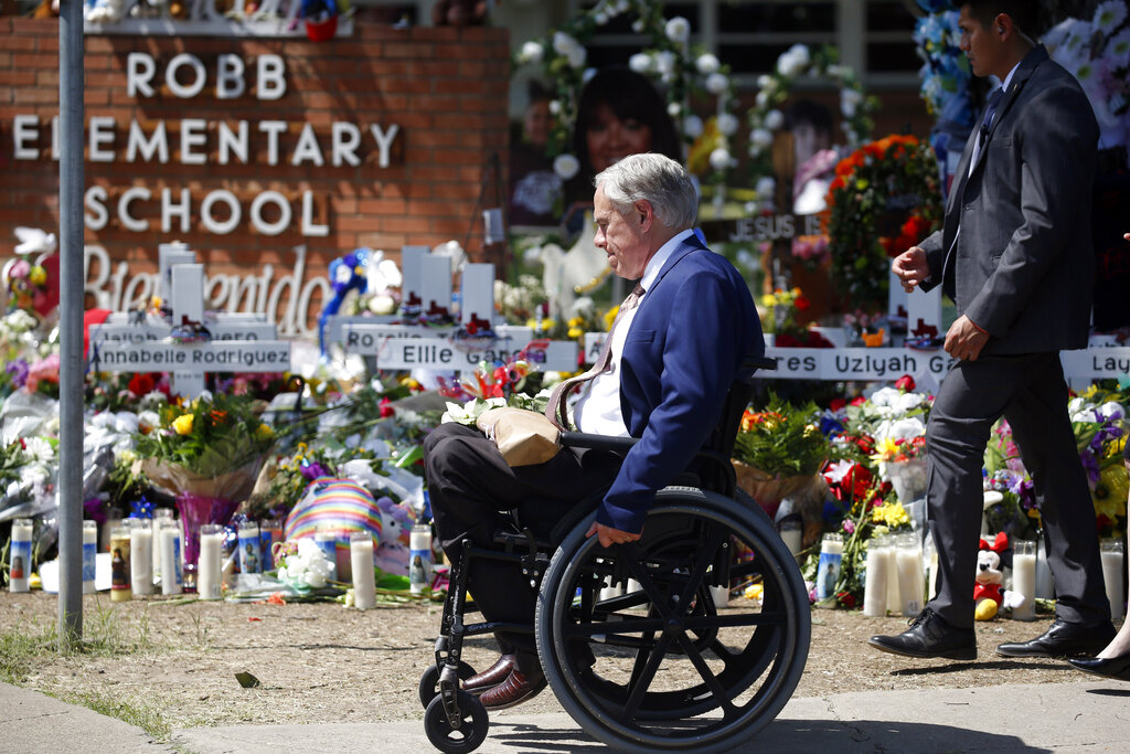 Greg Abbott, gobernador de Texas, durante los memoriales del tiroteo de Uvalde, Texas. (AP)