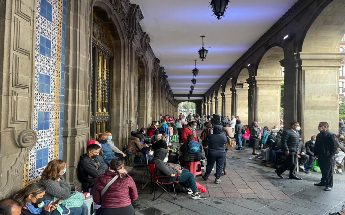 Los manifestantes lanzan consignas y muestran pancartas en espera de una respuesta por parte del gobierno. | Luis Alfaro