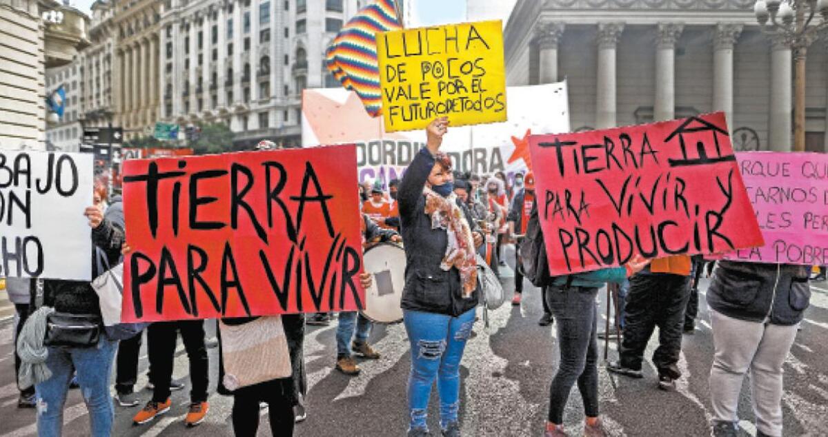 Marcha en la ciudad de Buenos Aires para pedir ayudas sociales. Ignacio Roncoroni EFE