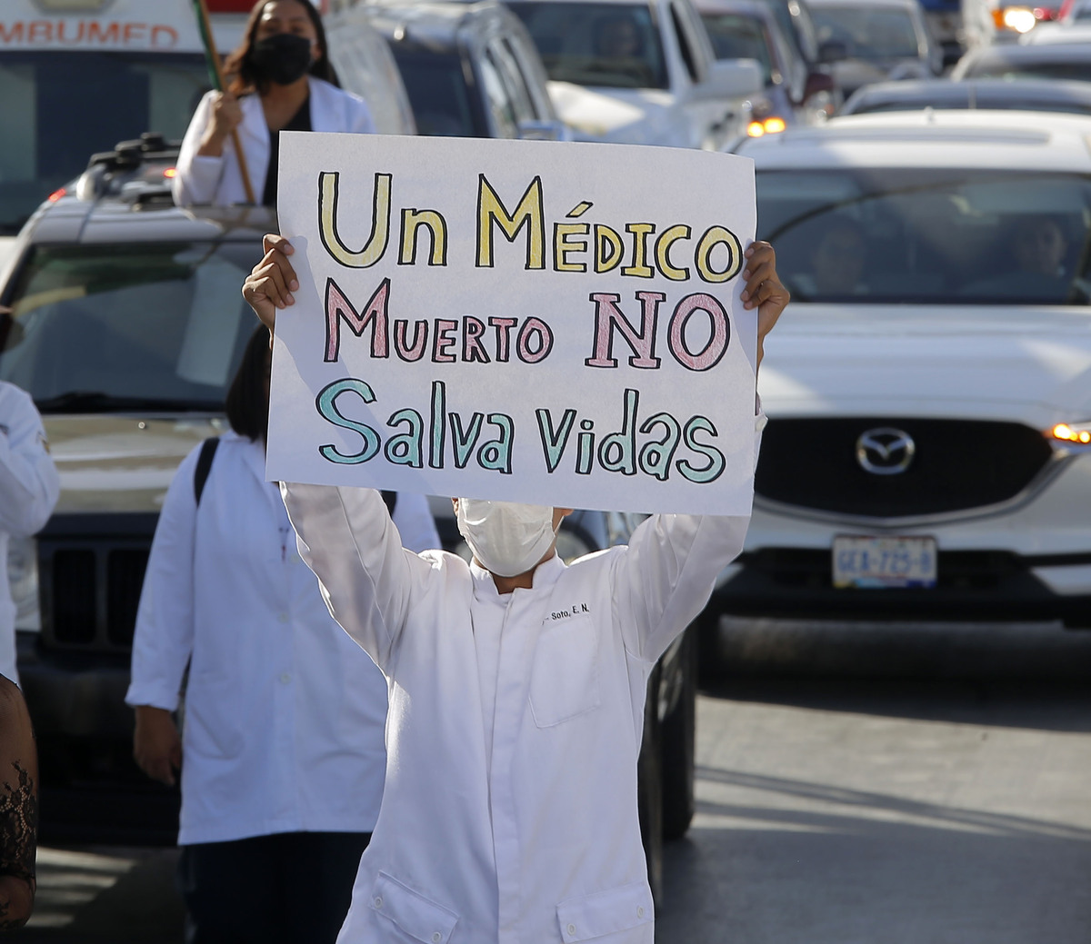 Los pasantes de medicina que se encuentran a concluir servicio social no tienen apoyo de las autoridades. | Mauricio Román