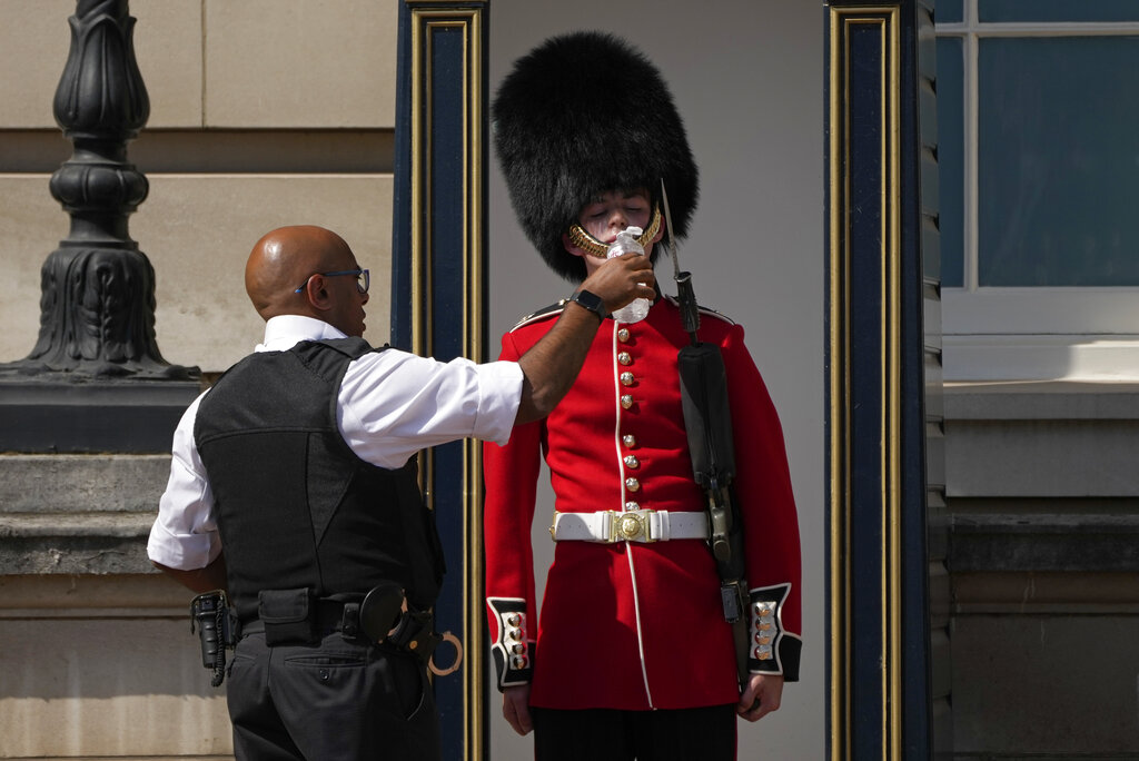 En Reino Unido, las altas temperaturas afectan a Londres. | AP