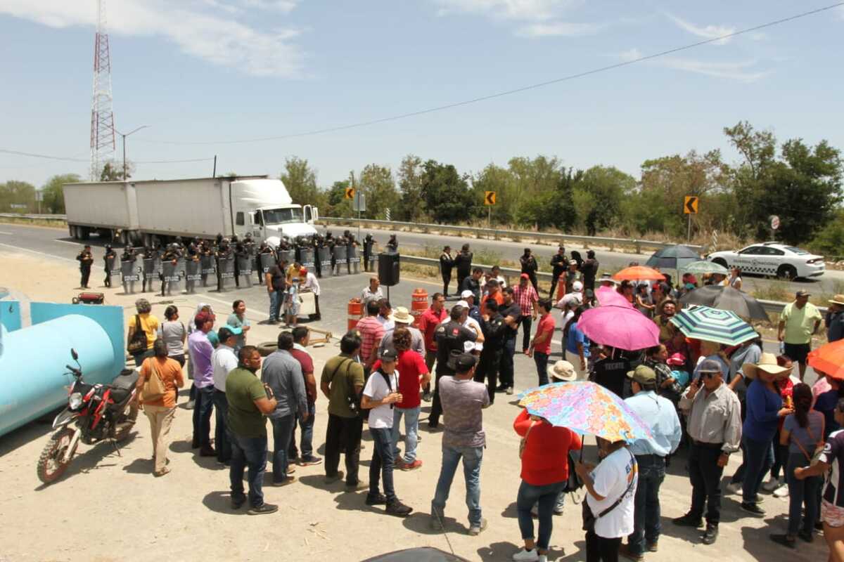 El cierre se da en ambos sentidos a la altura del kilómetro 205, en la comunidad Las Puentes y el puente El Pilón. Foto: Roberto Alanís