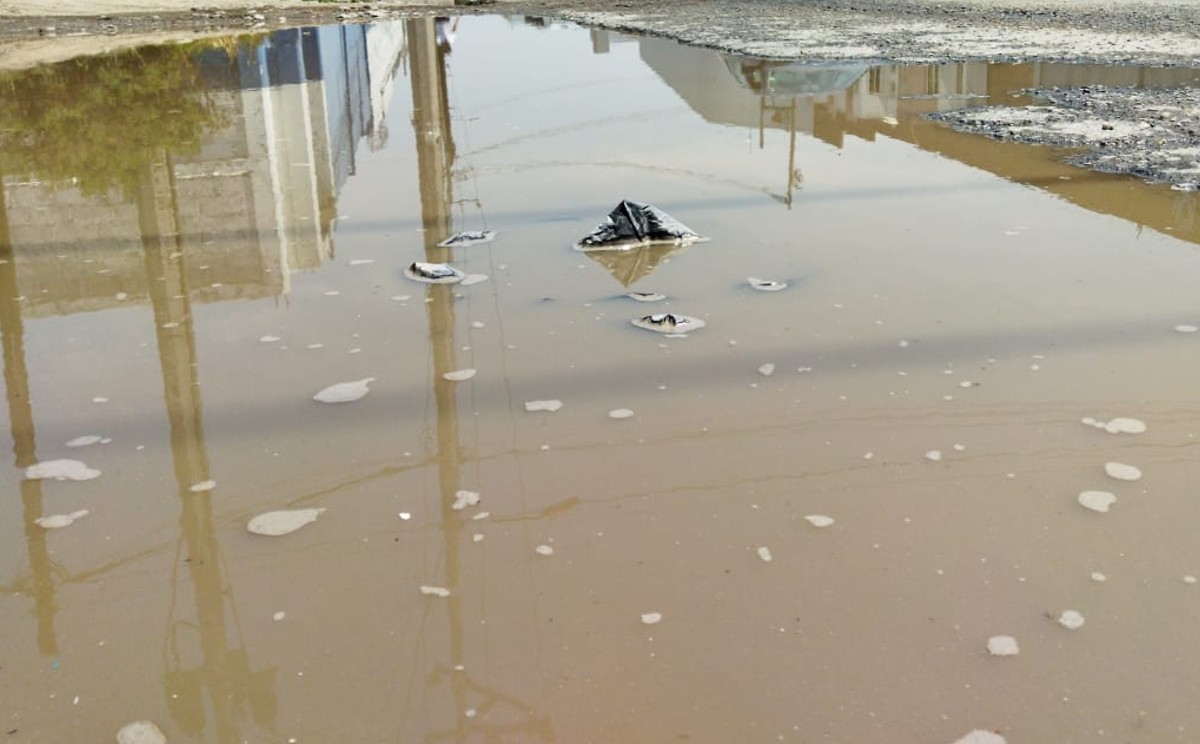 Señalan que el agua sale de las coladeras. (Iván Carmona)