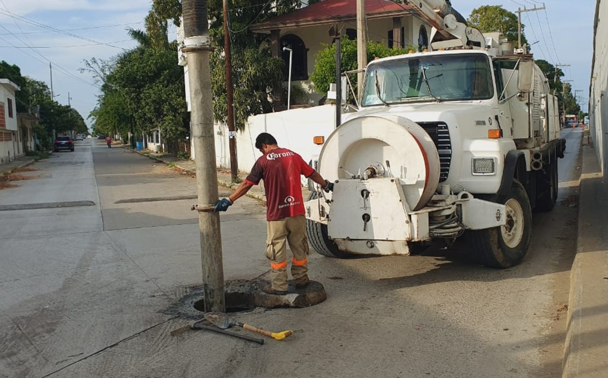 Comapa Altamira hace limpieza en varios pozos de visita. (Cortesía)