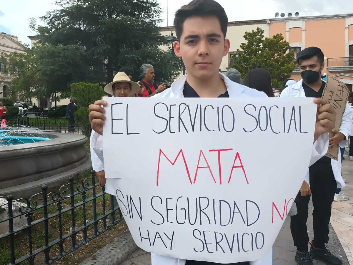 Una comisión de tres estudiantes, acompañados del director de la Facultad de Medicina, Ángel Padilla, ingresaron a dialogar con autoridades. (Daniel S