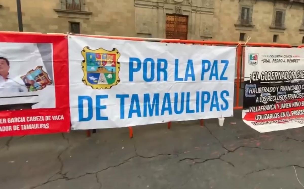 Contingente de la Columna Cívica de Tamaulipas se trasladó a las afueras del Palacio Nacional.