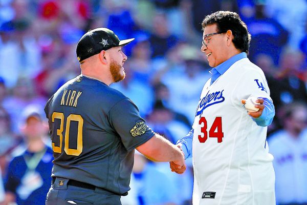 Fernando Valenzuela lanzó la primera bola y Alejandro Kirk fue el catcher. AFP