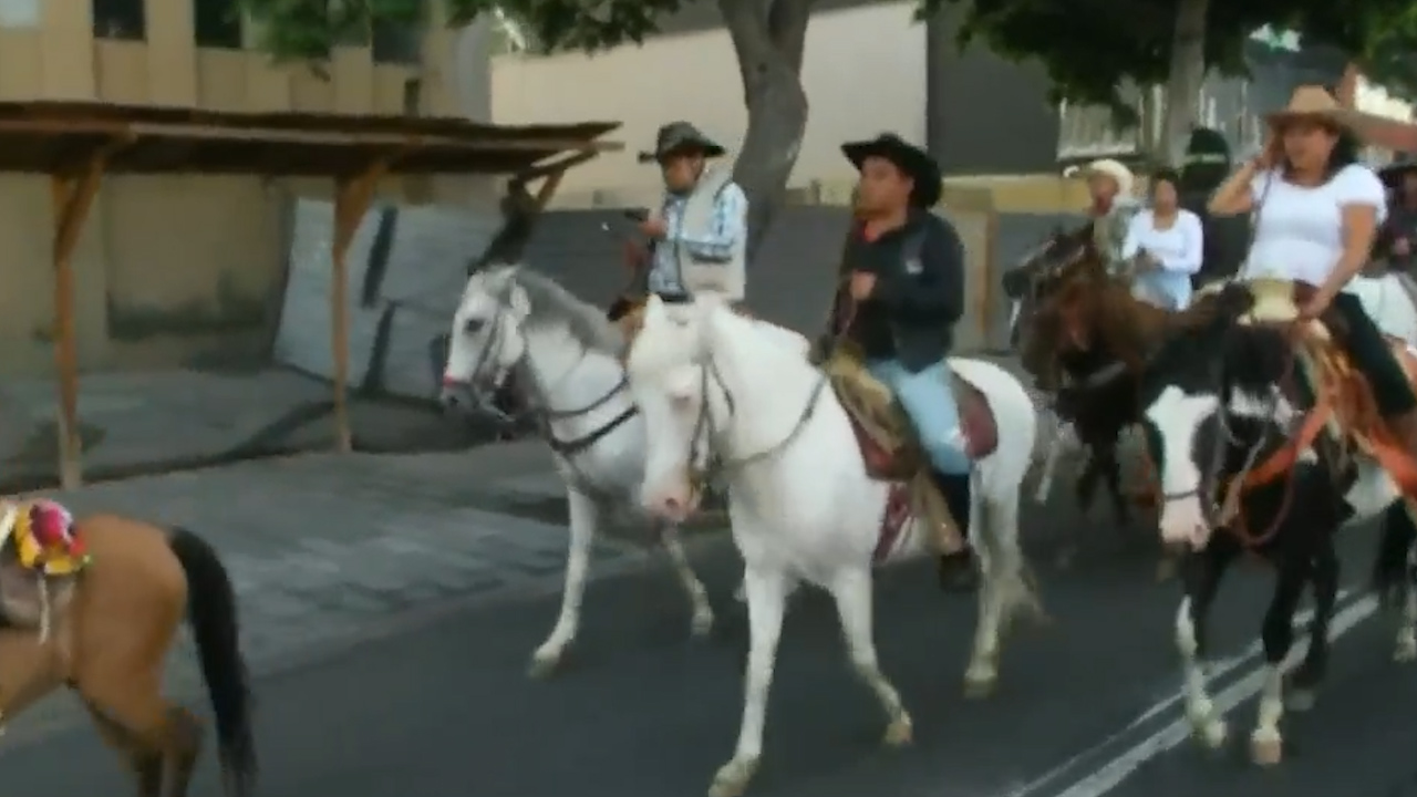 Frente popular Francisco Villa realiza cabalgata en CdMx por 99 aniversario luctuoso