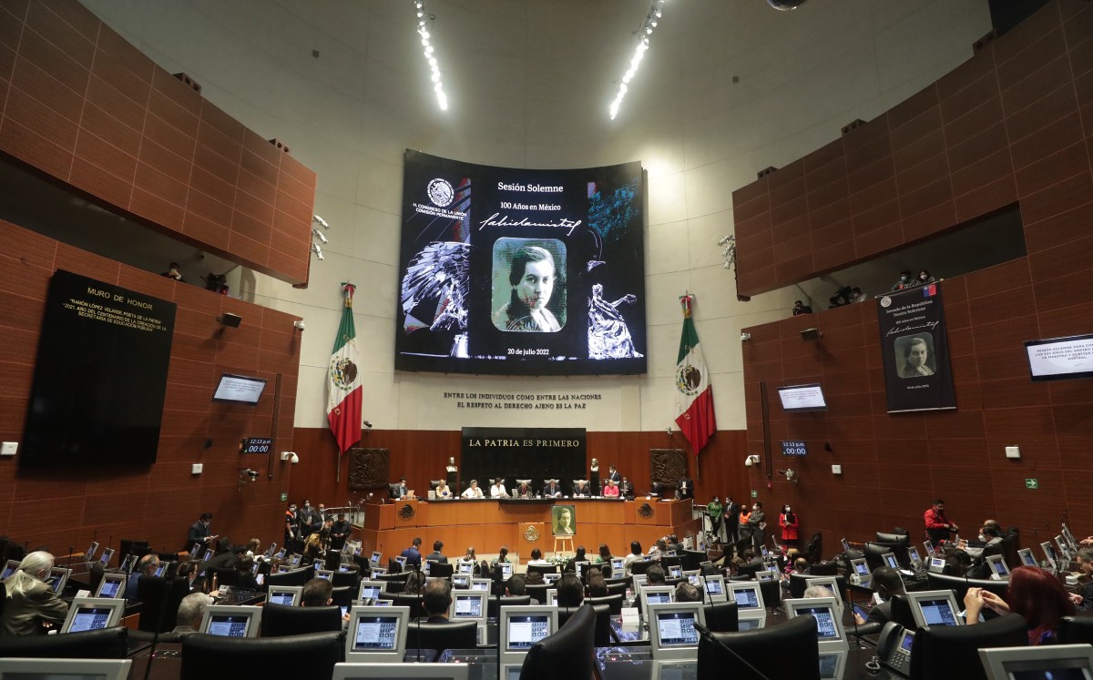 En junio de 1922, Mistral viajó a México invitada por José Vasconcelos para colaborar en una reforma educativa. | Especial