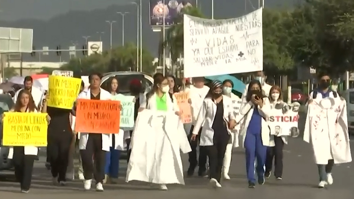 Médicos estudiantes protestan por la muerte de Erick Andrade