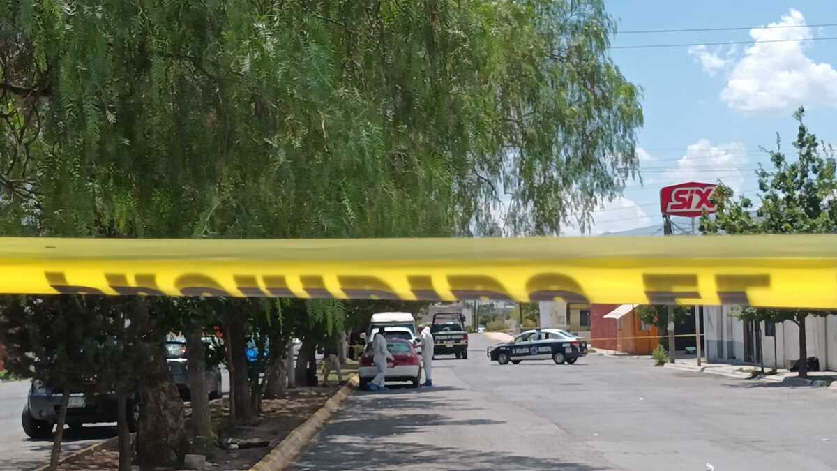 La movilización policiaca alertó a vecinos y comerciantes de un mercado ambulante. (Notivox Digital)