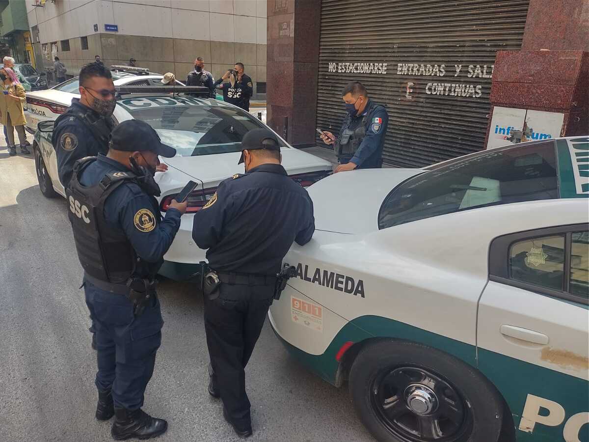 Policías de la SSC resguardaron la zona donde estaba la persona.