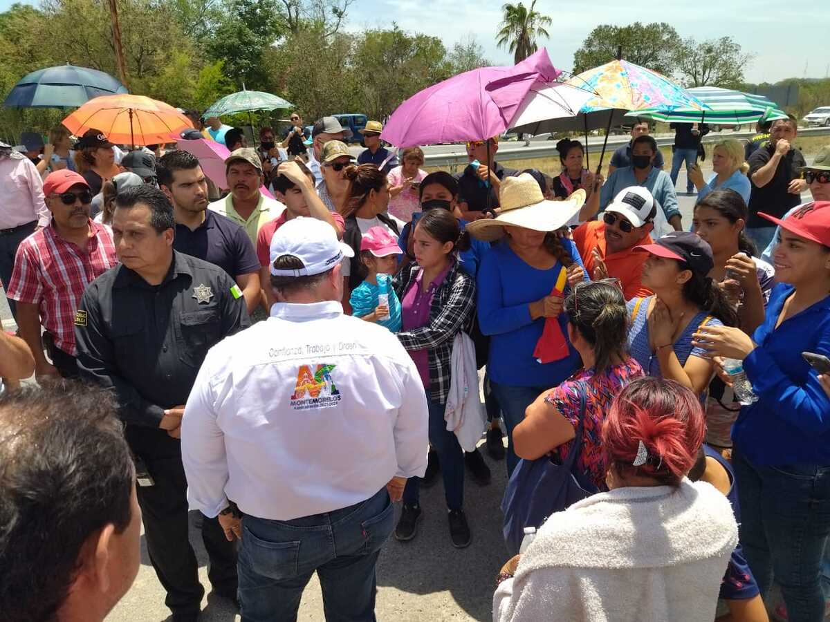 Ayer, durante una protesta, las autoridades dialogaron con habitantes de Montemorelos. Foto: Roberto Alanis