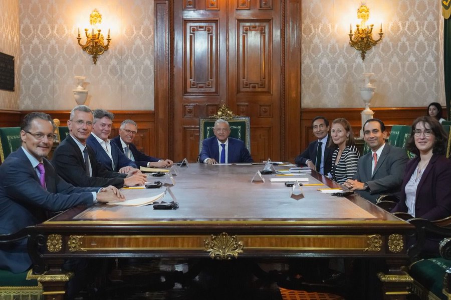 Reunión del presidente Andrés Manuel López Obrador con directivos de Stellantis. (Foto: Especial)