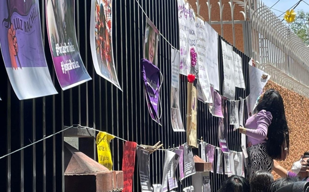 Los colectivos feministas colocaron un tendedero en la Casa de Representación del Estado de Jalisco. | Luis Alfaro