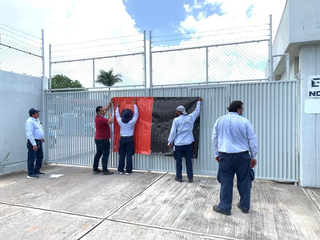 Se colocaron banderas de color rojo con negro para visibilizar la protesta. (Rafael Martínez)