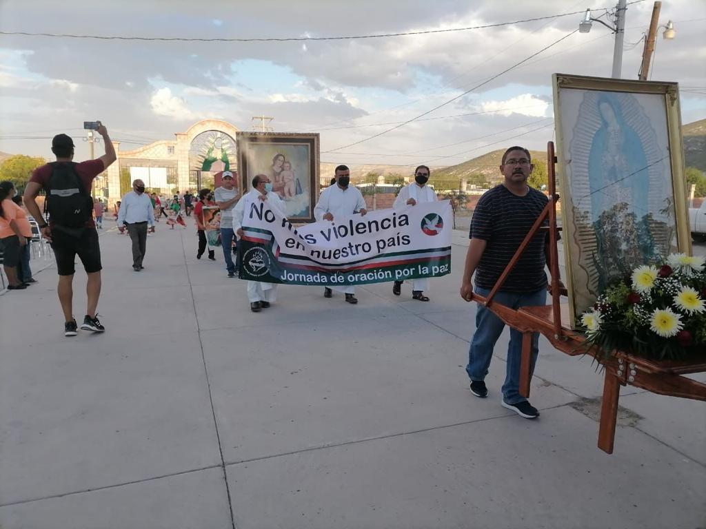 Desde las distintas iglesias, marcharon hasta la parroquia de Nuestra Señora de Guadalupe en el Cerrito de la colonia San Isidro. (Luis Alatorre)