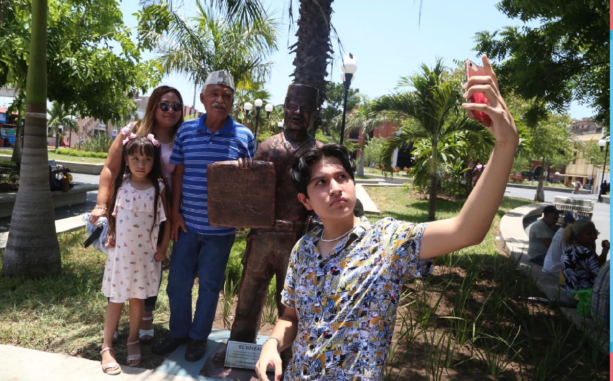 Estatua del voceador en Tampico. (Yazmín Sánchez)