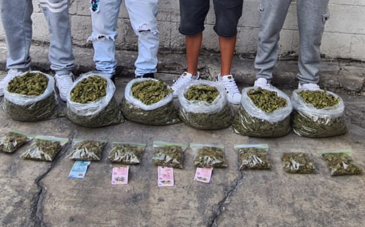 Mariguana asegurada a presuntos narcomenudistas. (Especial)