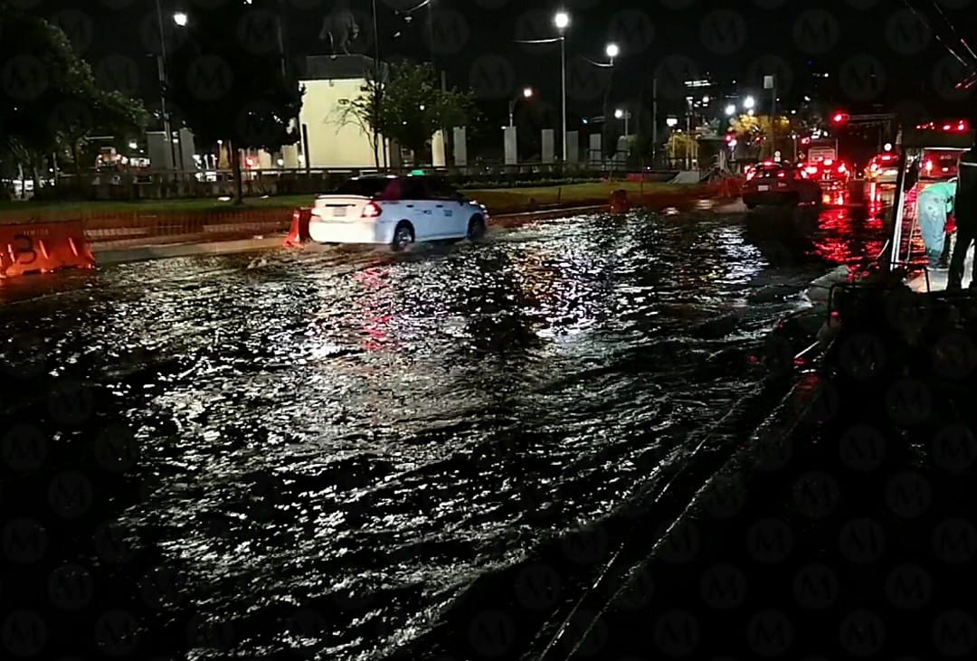 Miles de litros de agua potable se desperdiciaron. (Jorge Becerril)
