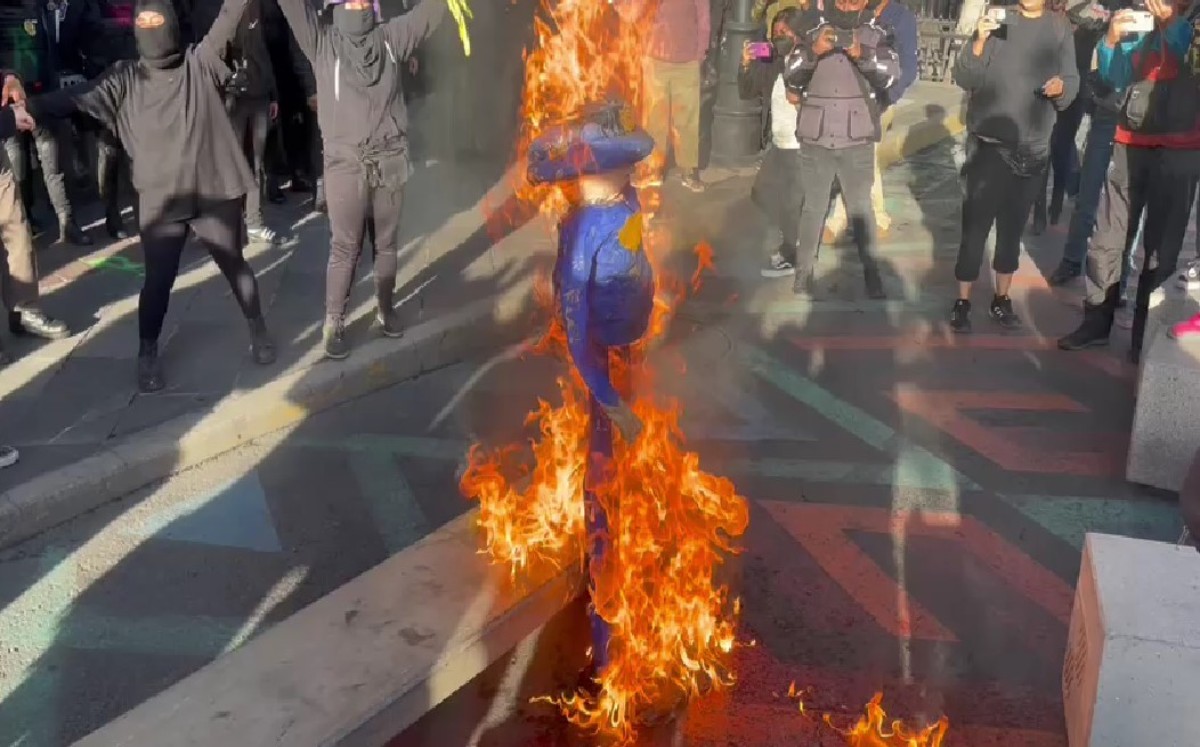 dentro de su protesta quemaron un muñeco de cartón. |  Luis Alfaro