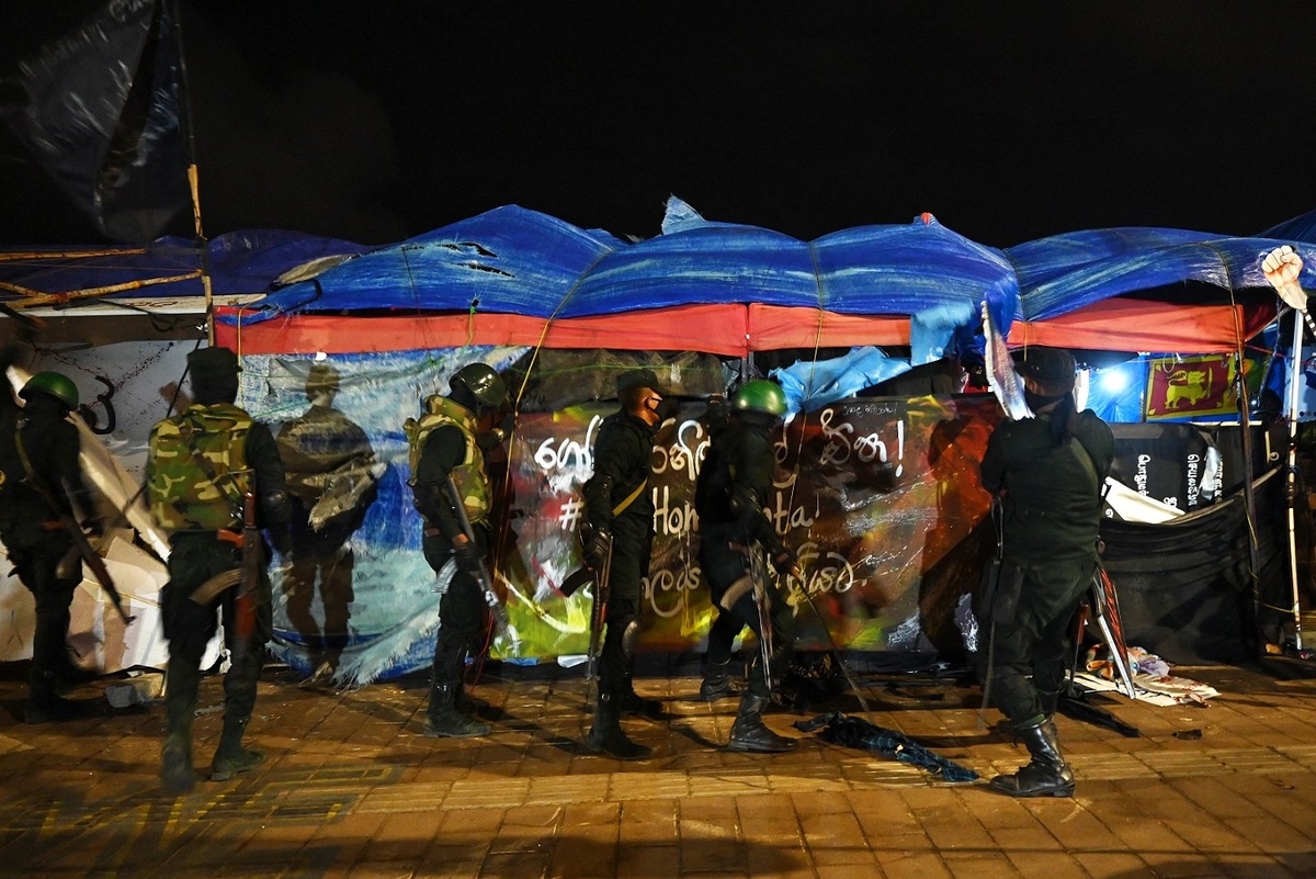 Seguridad de Sri Lanka desmanteló campamento de manifestantes. (AFP)