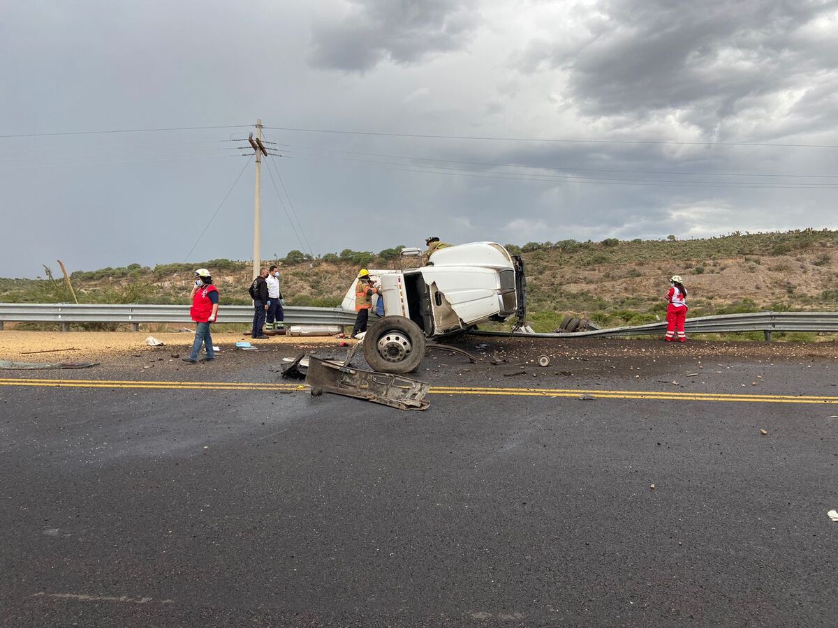 El tráiler que transportaba arroz quedó destruido a 800 metros de la zona de cobro.