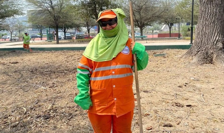 Además de su uniforme, Margarita usa otras prendas para cubrirse del sol.