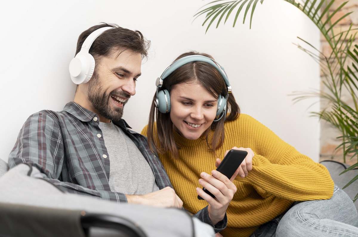 Disfruta de los podcasts de estas creadores en vacaciones. (freepik.es)