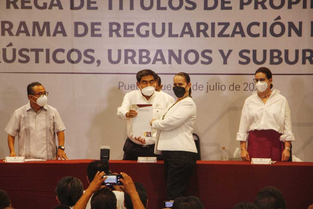 Entrega Barbosa Huerta 527 títulos de propiedad, va por cien mil | Melanie Torres