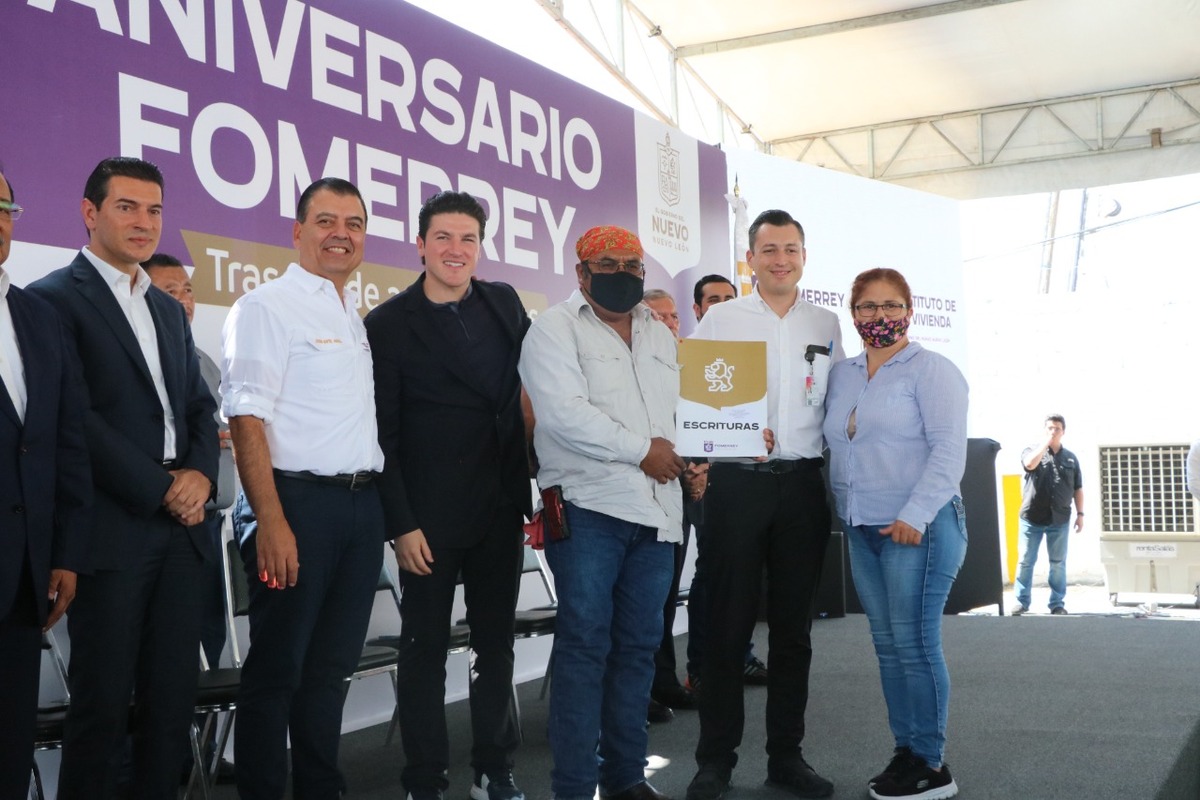 El gobernador entregó escrituras a familias de los municipios de Monterrey, Apodaca, Santa Catarina y Escobedo. Foto: Leonel Rocha.