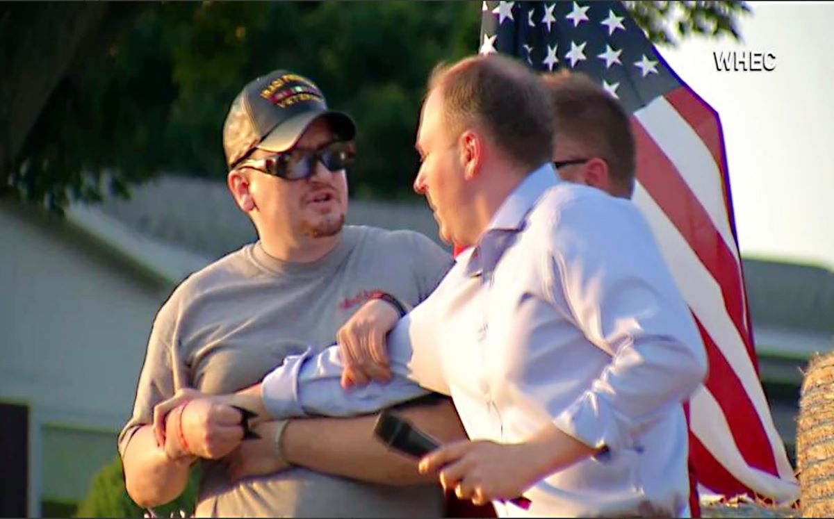 Lee Zeldin es atacado por un veterano del ejercito. | Especial