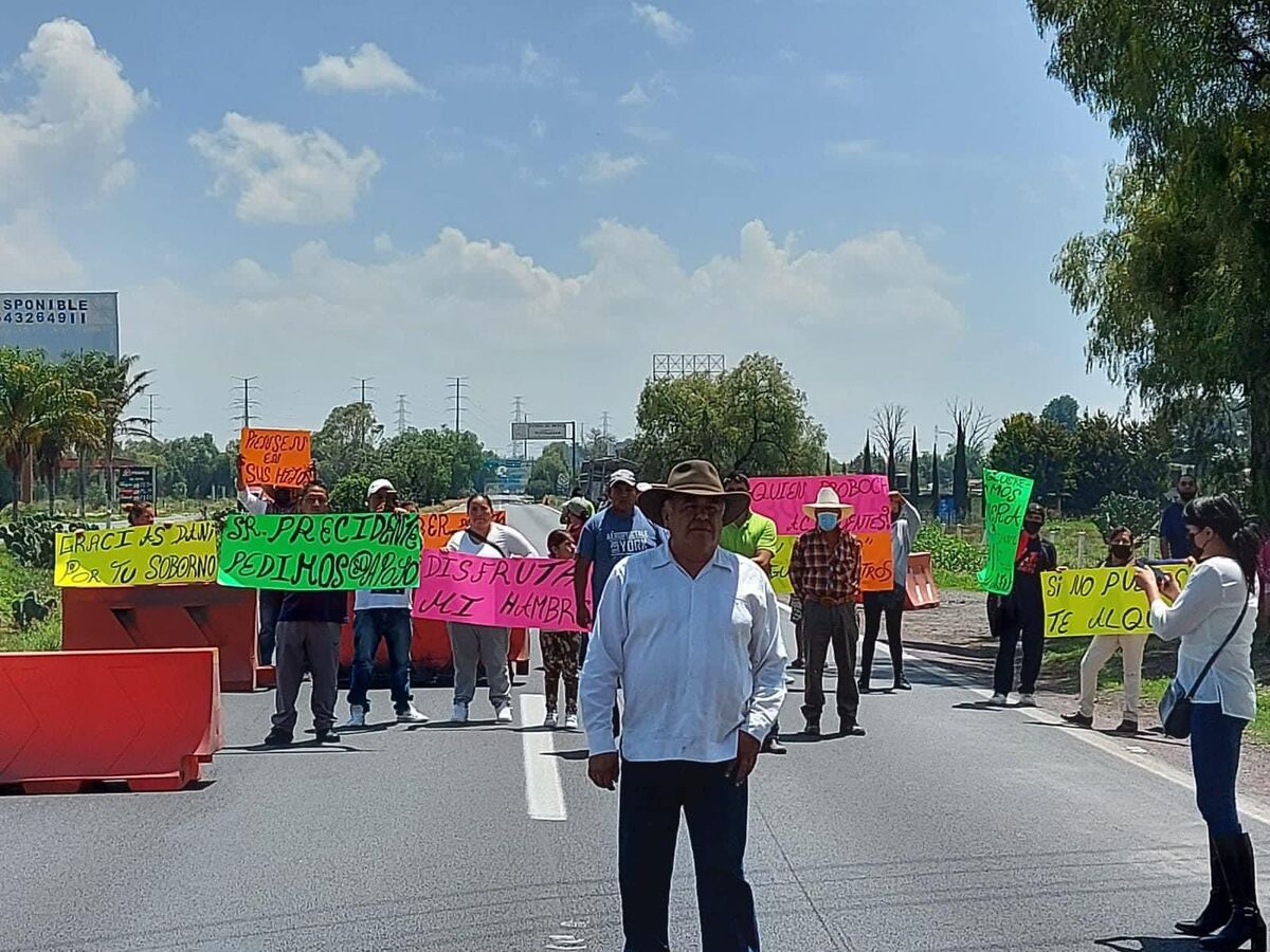 Los manifestantes exigen la presencia de autoridades.