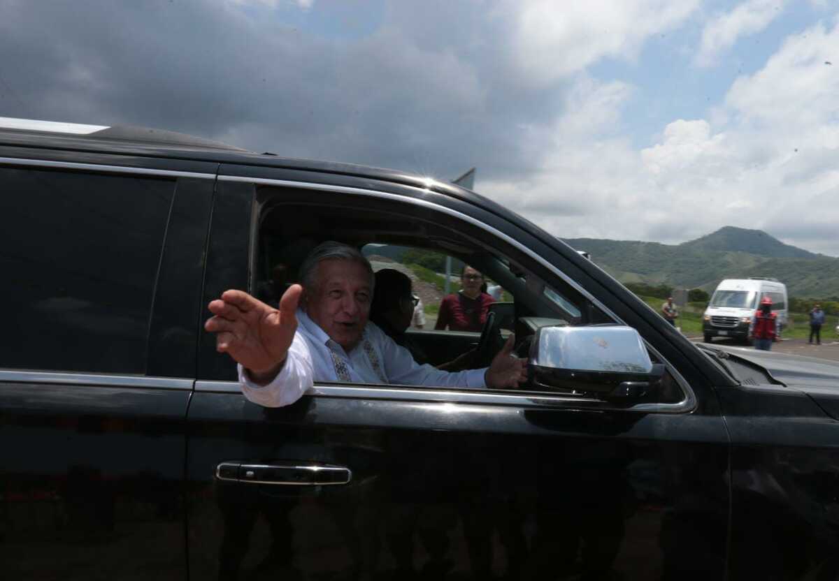 El mandatario levantó el pulgar desde su camioneta tras supervisar tramo carretero La Baras-Compostela | Jesús Quintanar