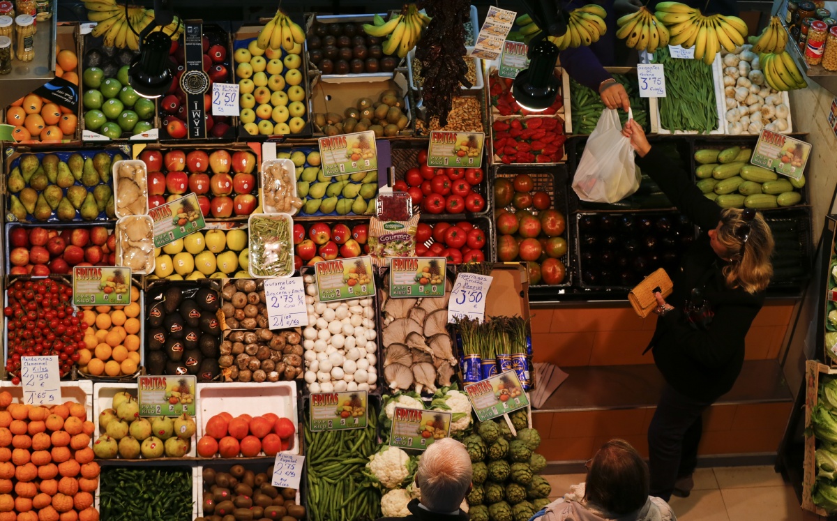 Puesto de frutas y hortalizas en un mercado de Sevilla, Andalucía, España. Marzo 2016. Foto: (Reuters)