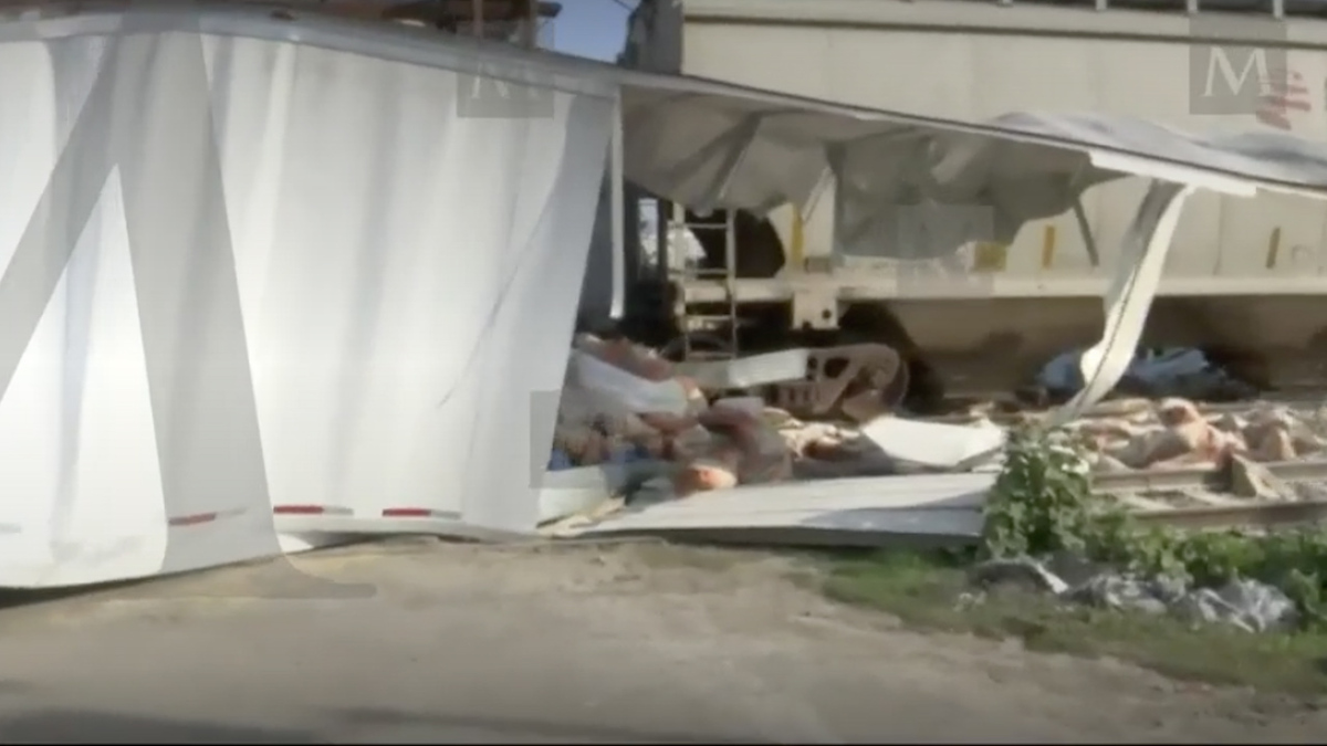 Tráiler intenta ganarle al tren y es arrollado en Edomex