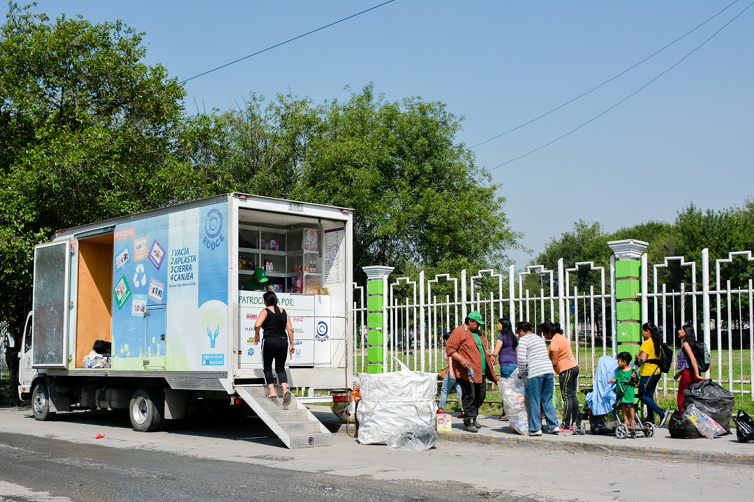 Las unidades móviles visitan diferentes espacios públicos e intercambian cierto tipo de residuos por alimentos. (Cortesía)