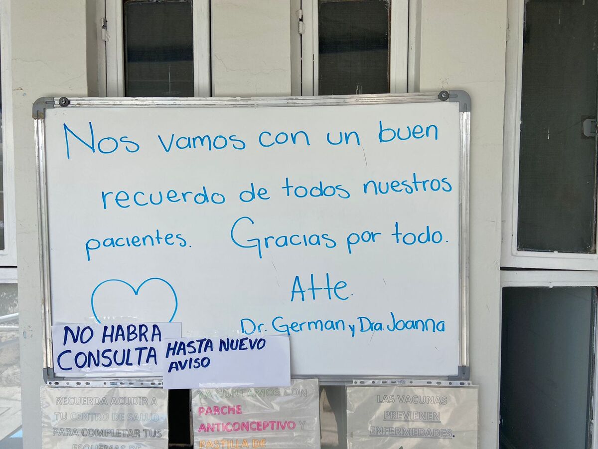 Centro médico se queda sin personal, pacientes preocupados por su atención