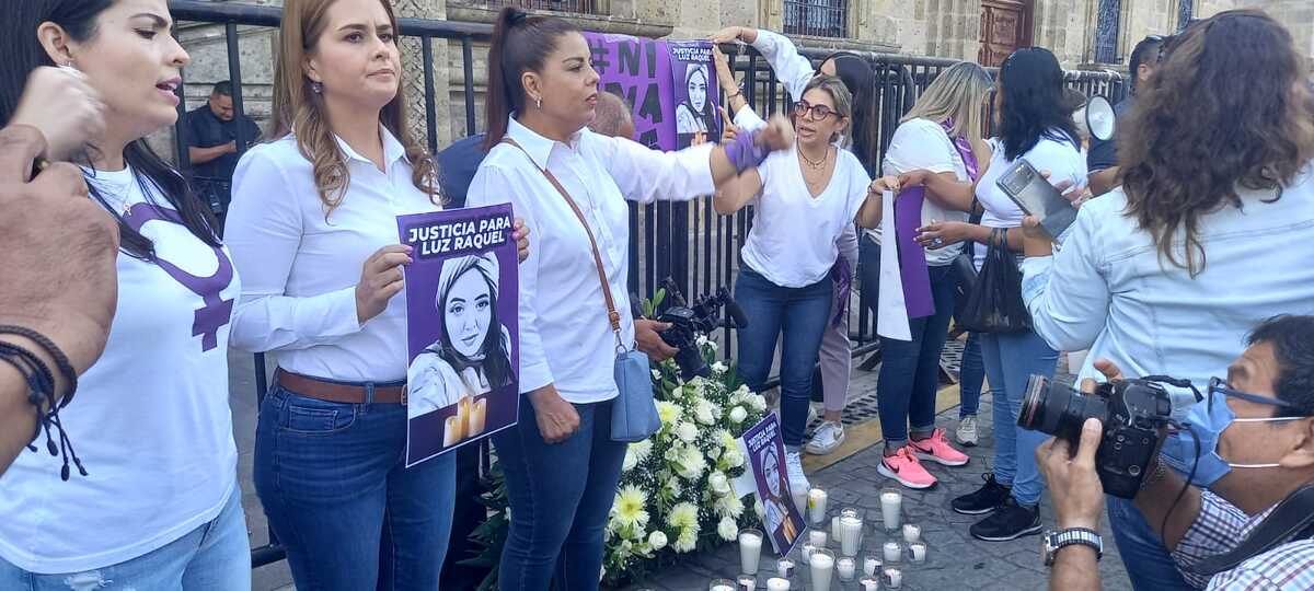 Colocaron una ofrenda floral para Luz Raquel. (Cortesía)