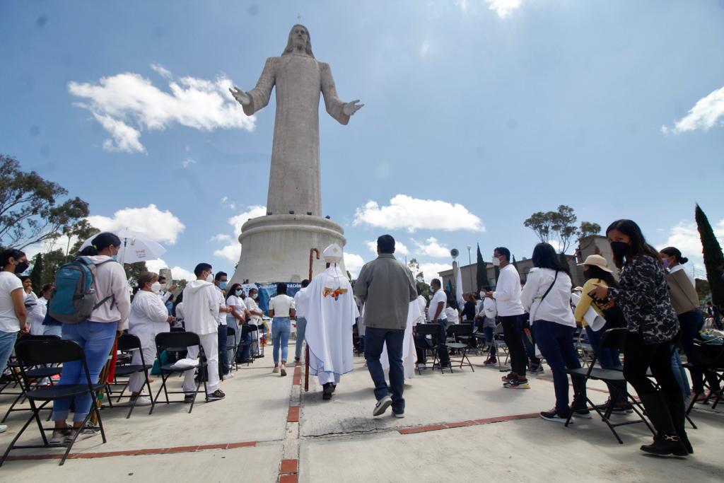 Monseñor Domingo Díaz Martínez presidió la misa ante más de 300 personas que marcharon por la paz (Cortesía)