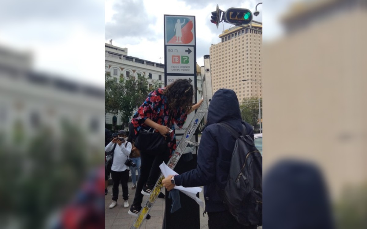 Las mujeres colocaron calcomanías para cambiar los nombres. | Twitter @GlorietaMx