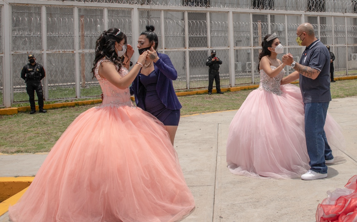 Las mujeres en reclusión bailaron el vals con las personas festejadas. (Especial)