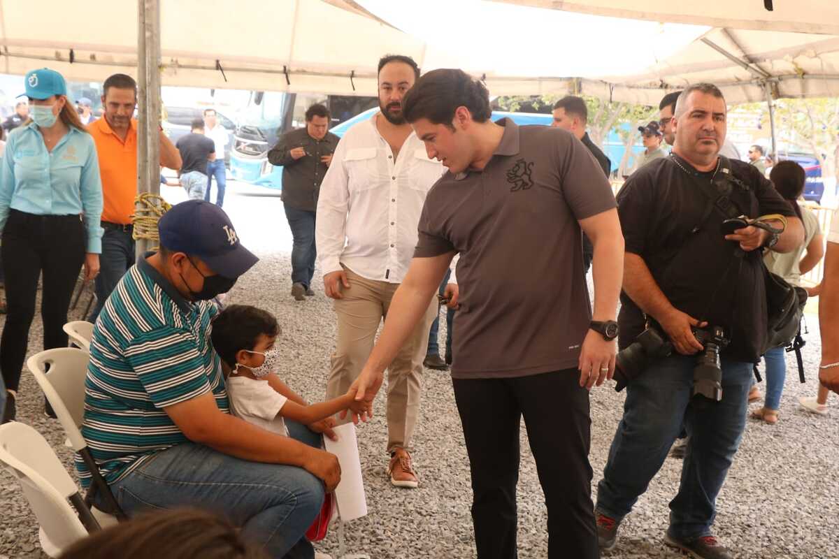 El gobernador de Nuevo León, Samuel García, inició hoy la vacunación transfronteriza de menores de cinco años. Foto: Raúl Palacios.