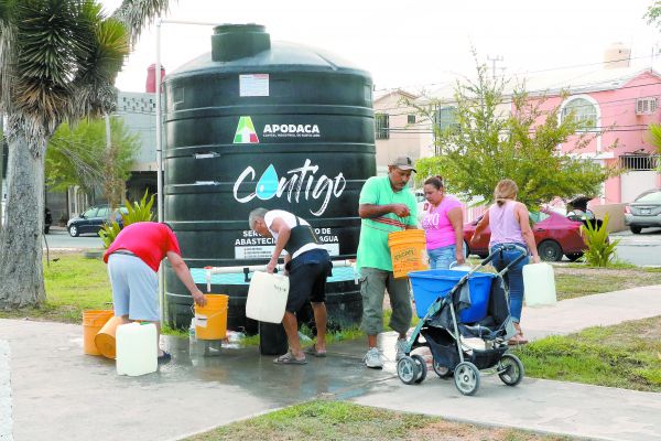 El gobernador señaló que Nuevo León siendo semidesértico tiene mayor consumo de agua que estados como Chiapas. Leonel Rocha