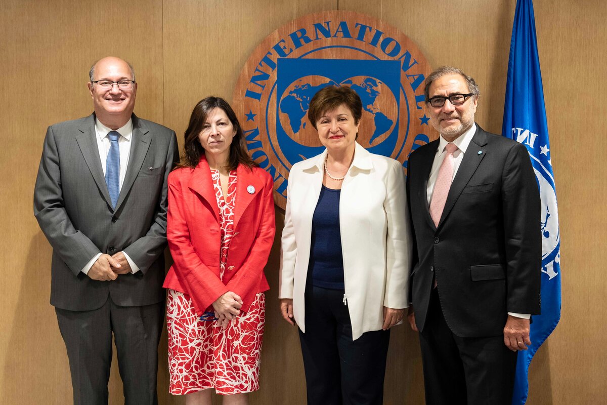 La ministra de economía, Silvina Batakis, junto a la presidenta del FMI, Kristalina Georgieva. (Twitter)