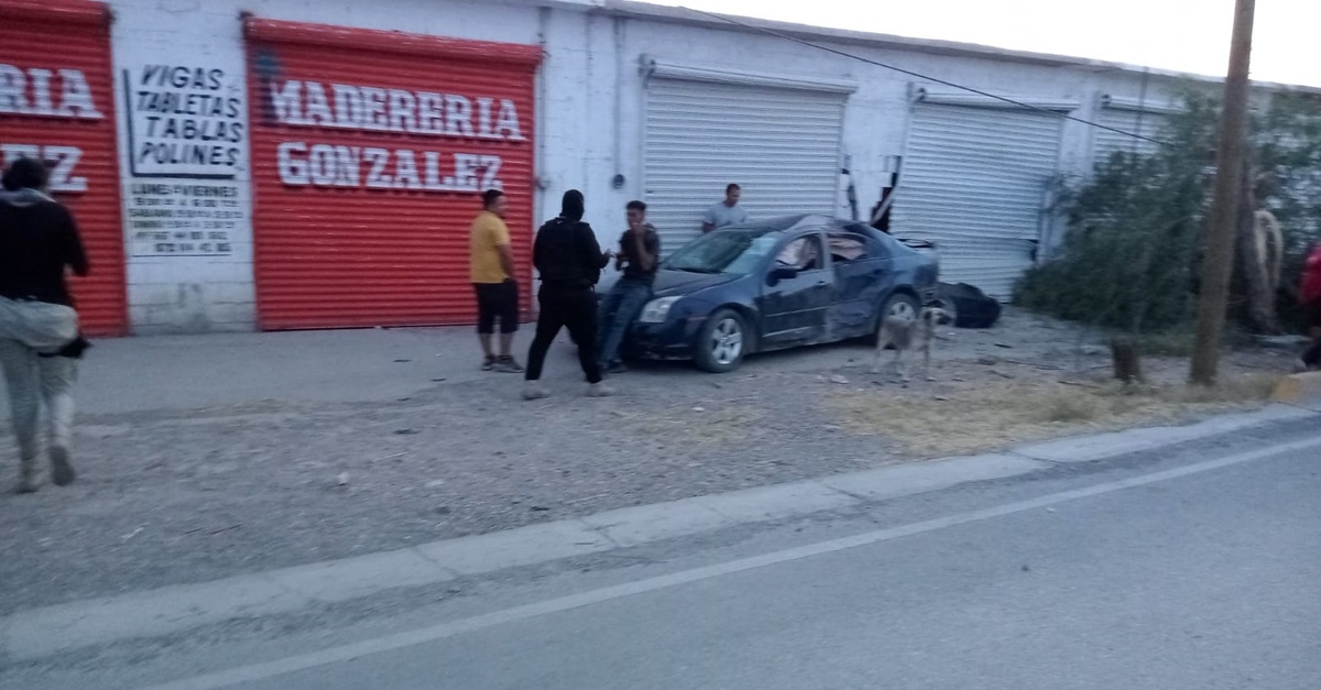 En el percance participó un Sedán Ford en color azul.