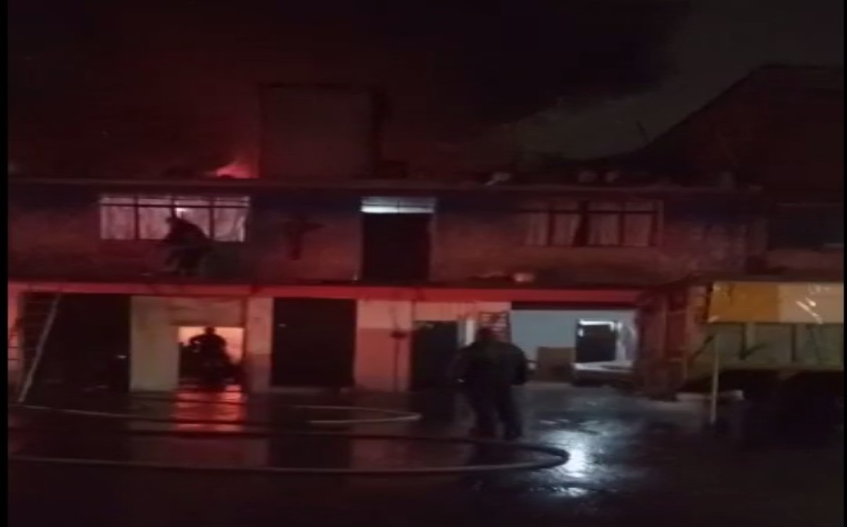 Policías y bomberos de la ciudad, ayudaron a controlar el fuego. | Juan Carlos Gutiérrez